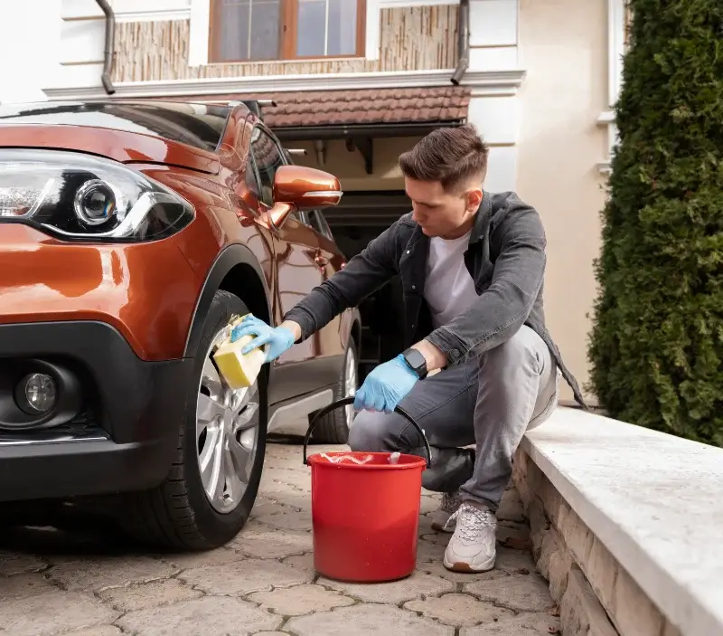 Lavage auto à domicile Sammeron : professionnel intervenant sur un véhicule